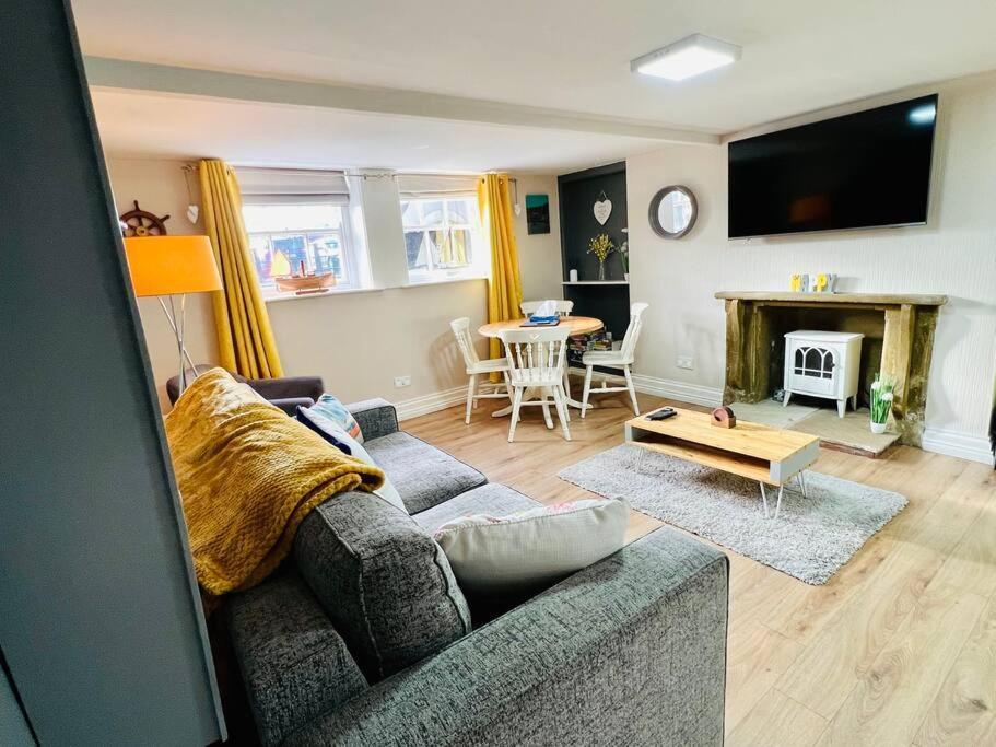 Swordfish Cottage **Next To The Harbour** Whitby Bagian luar foto