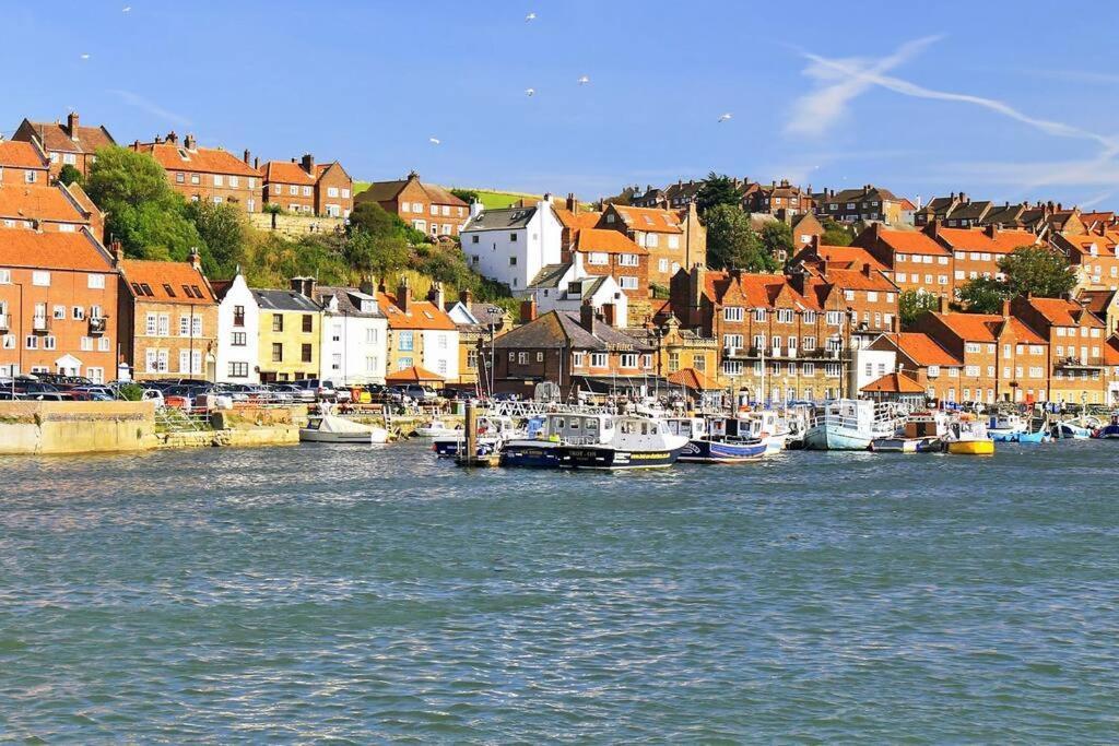 Swordfish Cottage **Next To The Harbour** Whitby Bagian luar foto